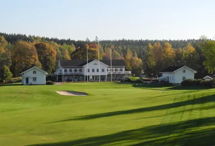 Golf med vackra höstvyer